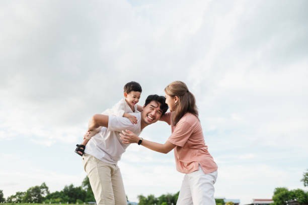 fungsi keluarga, WHO, BKKBN, parenting, keluarga muda, fungsi biologis, kasih sayang anak, peran orang tua, pendidikan anak, tumbuh kembang anak, kehadiran emosional, orang tua lengkap, keluarga harmonis
